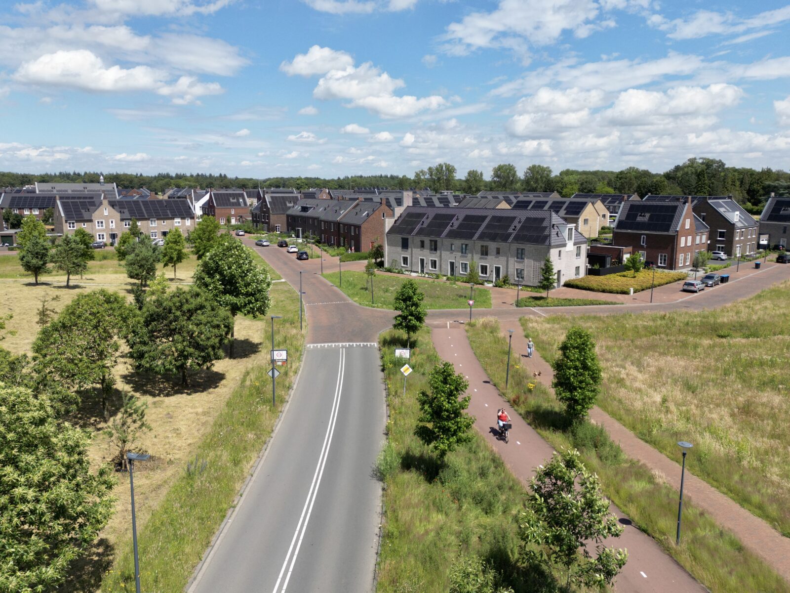 Autoweg en gescheiden fietspad richting nieuwbouwwijk