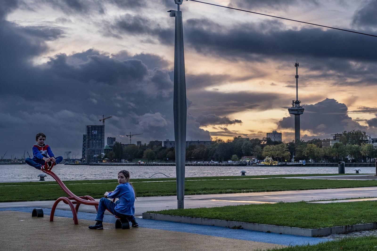 Twee kinderen op de wipwap