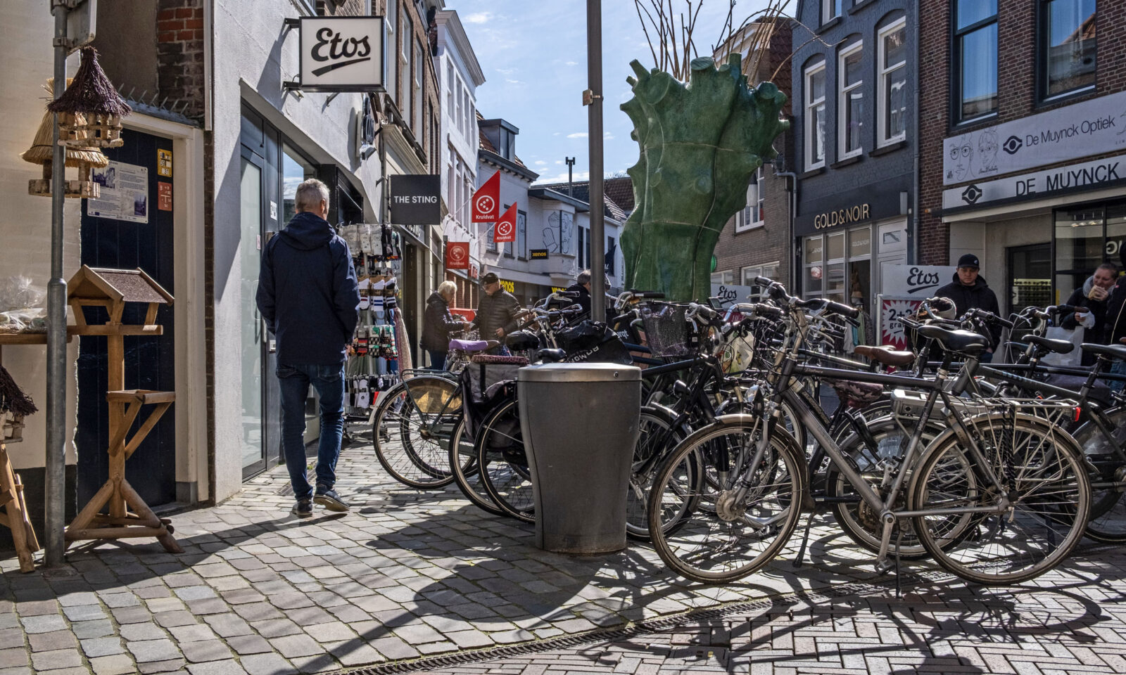 Geparkeerde fietsen in een winkelstraat