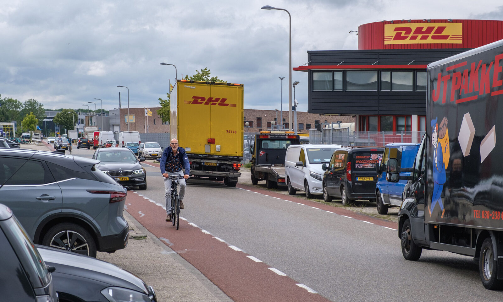 Vrachtauto's op druk bedrijventerrein